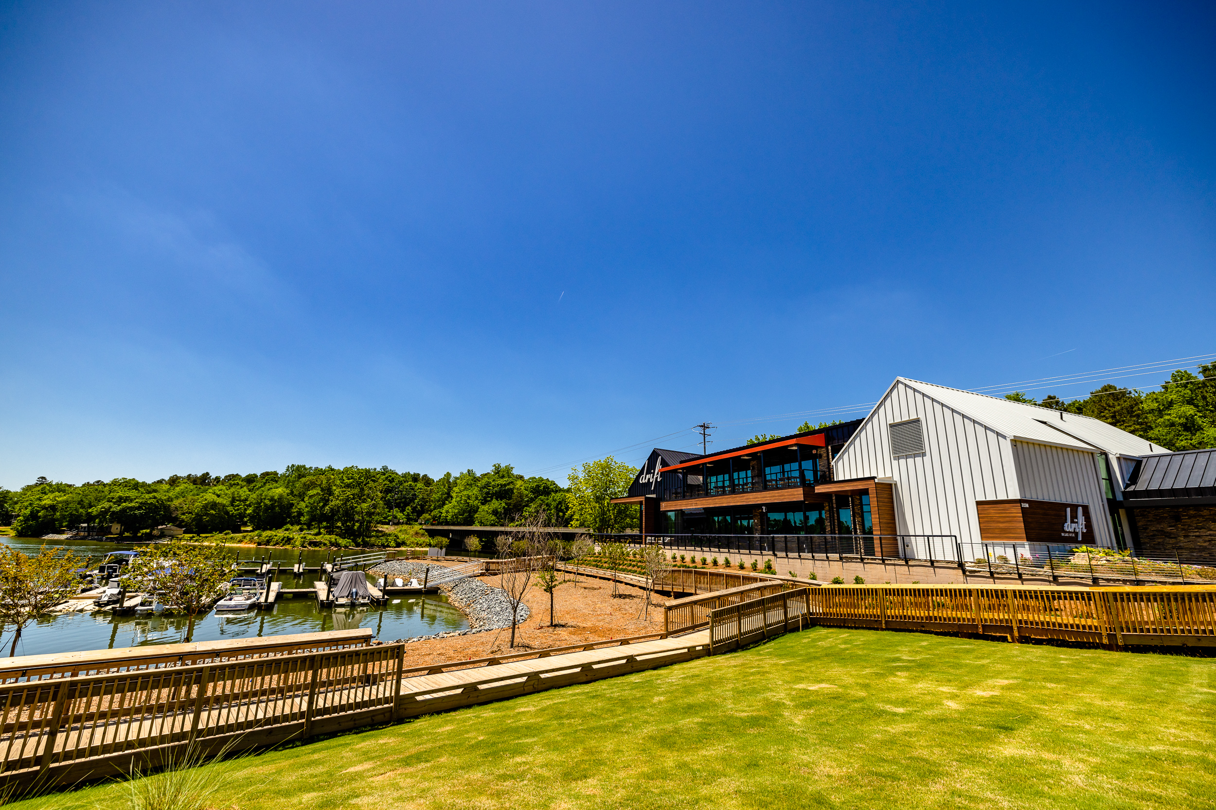 Lakefront bistro in Belmont serving steaks